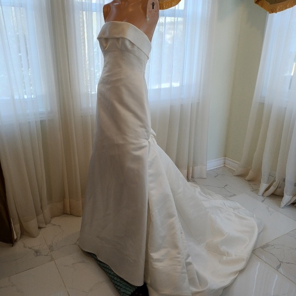 Wedding gown - Picture 1 of 5